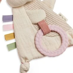 Itzy Ritzy Jouet Sensoriel à Froisser Lapin -Fillettes & Fiston Soldes itzy ritzy jouet sensoriel a froisser lapin 3