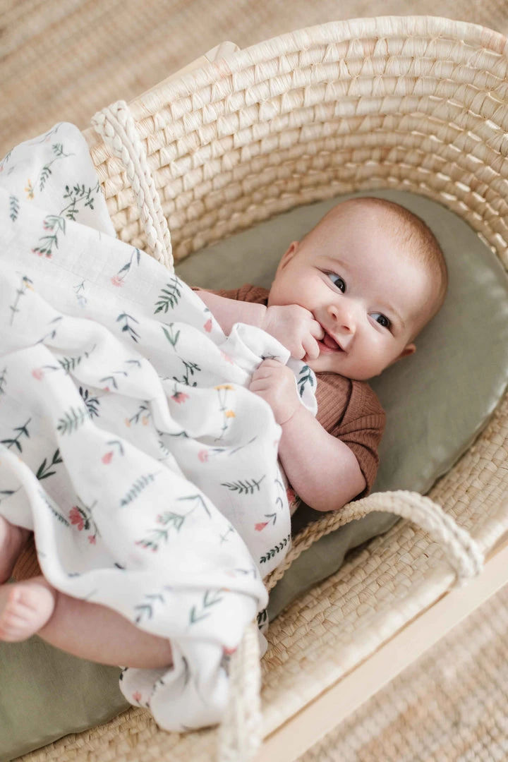 Lil North Co. Drap Contour De Moïse En Lin Sage 5 Lil North Co. Drap Contour De Moïse En Lin Sage – Image 3