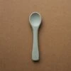 Minika Cuillère En Silicone Sage -Fillettes & Fiston Soldes minika cuillere en silicone sage