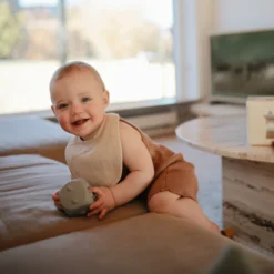 Mushie Bavoir Muslin Roman Green/Fog -Fillettes & Fiston Soldes mushie bavoir muslin roman green fog 3