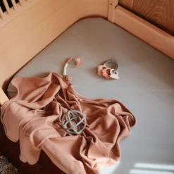 Mushie Drap Contour De Bassinette En Cotton Extensible Roman Green -Fillettes & Fiston Soldes mushie drap contour de bassinette en cotton extens 2