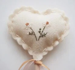 The Wooly Canvas Baguette Coeur Daisies -Fillettes & Fiston Soldes the wooly canvas baguette coeur daisies 2