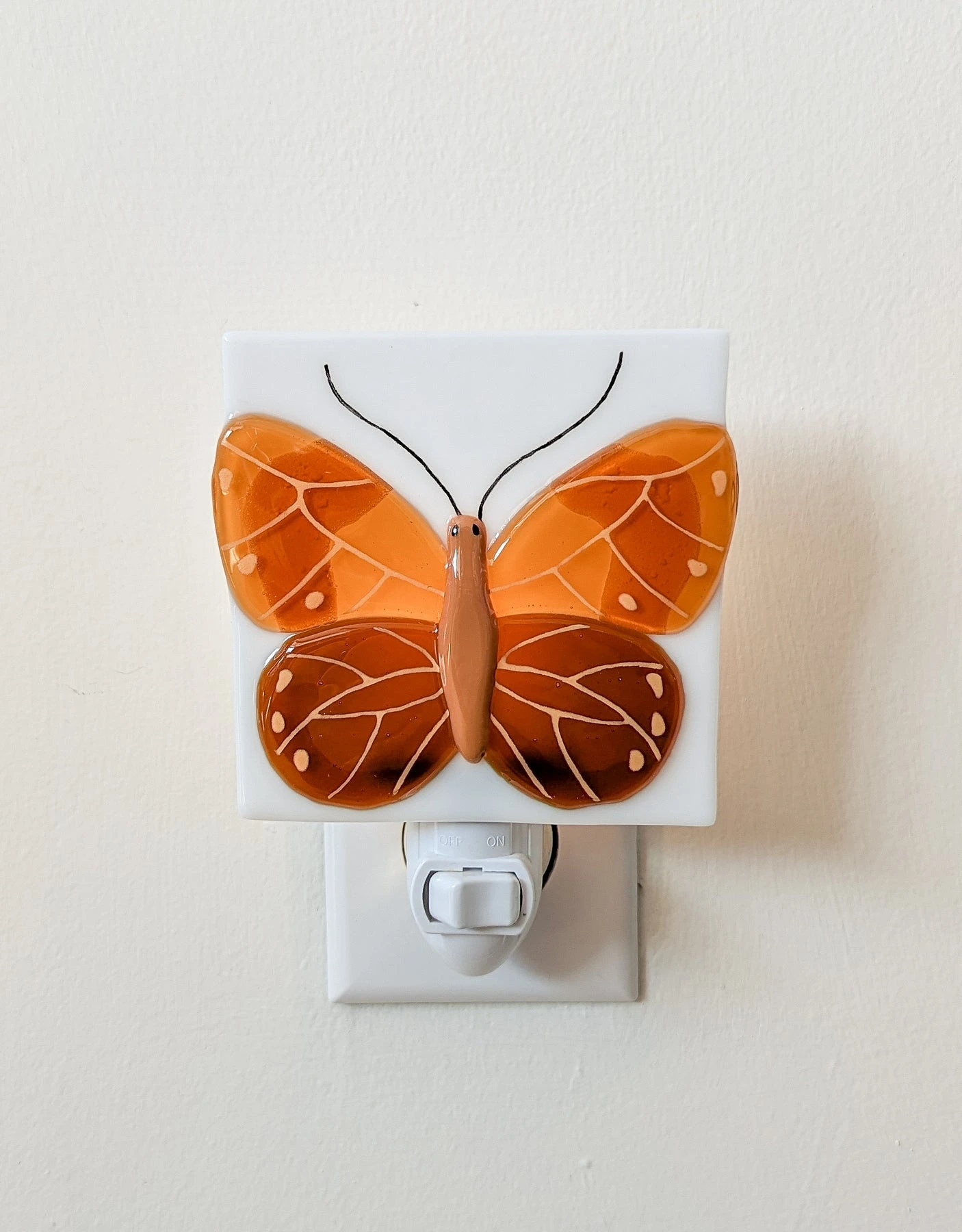 Veille Sur Toi Veilleuse La Volée De Papillons Orangé 4 Veille Sur Toi Veilleuse La Volée De Papillons Orangé – Image 2